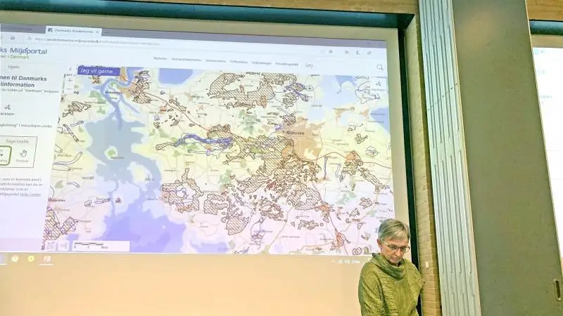 - Man tager jer end efter en. Det gør man i Aarhus. Det gør man i Skanderborg. Det kommer man også til hos jer på Fyn, tordnede Bente Andersen, som viste omfanget af indsatsplanerne for drikkevand på et kort over Fyn.
