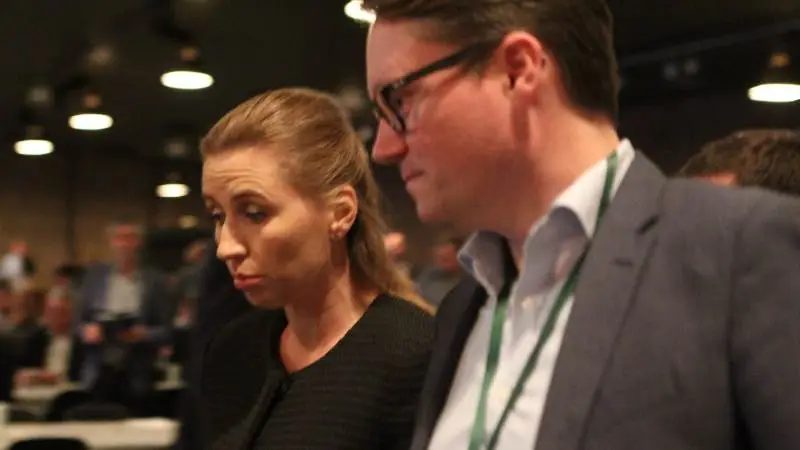 Statsminister Mette Frederiksen, her i snak med L&F-direktør Morten Høyer, er ked af det tidspres, som hun sætter landmænd under ved at fremrykke miljøkrav i målrettet regulering.