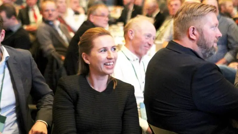 Mette Frederiksen havde store roser med til Herning til dansk landbrug.