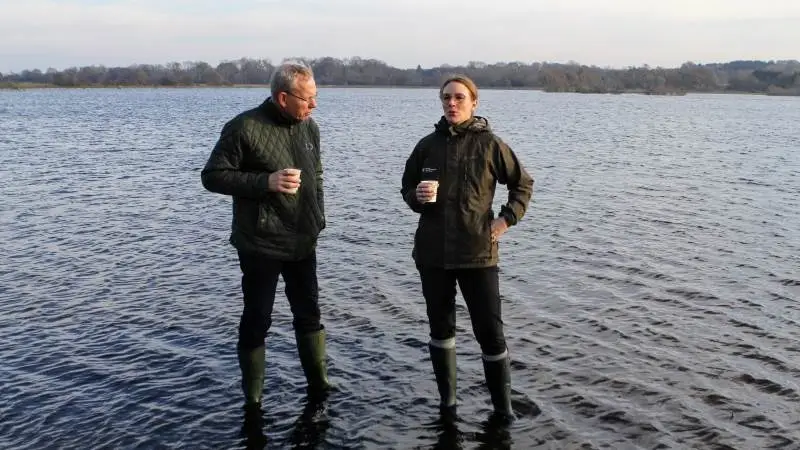 L&F-formand Martin Merrild og miljøminister Lea Wermelin fik mandag en snak om jordfordeling i Vipperød, hvor der for nylig er blevet gennemført et jordfordelingsprojekt. Fotos: Lasse Ege Pedersen