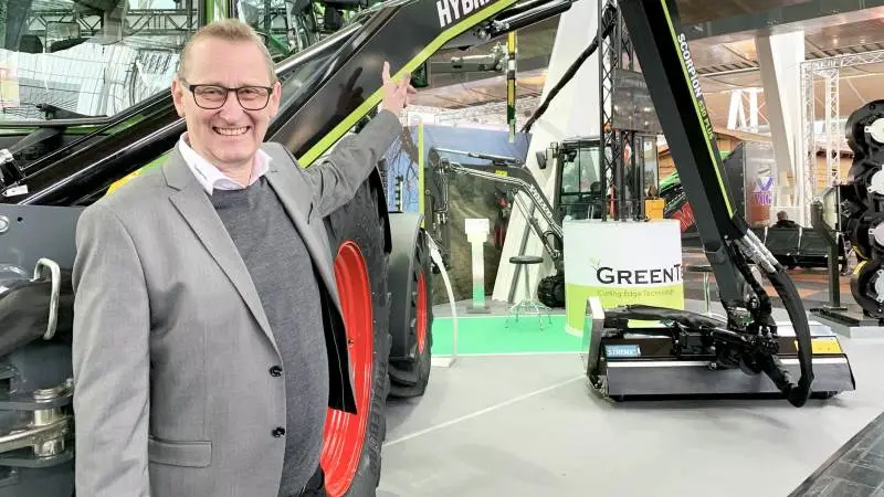 - Det er helt vildt det her. Jeg må indrømme, at det er svært at få armene ned lige nu, jubler medejer John Christensen fra GreenTec, som ikke mindst på grund af Agritechnia-sølvmedaljen oplever en kæmpe interesse for sin banebrydende Scorpion-serie. Foto: Jacob Lund-Larsen