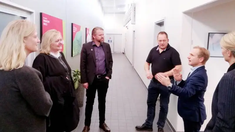 Fra venstre: Anne Arhnung, administrerende direktør i Landbrug & Fødevarer, folketingsmedlem Mona Juul (C), forretningsområdechef og ansvarlig for Public Affairs, Erik Fabricius Mansig, folketingsmedlem Malte Larsen (S), direktør i Daka, Anders Jeppesen og yderst til højre, Katrine Storgaard, ansvarlig for bæredygtighed i Daka. Foto: John Ankersen