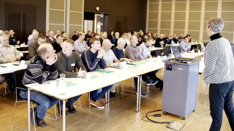 Et udsnit af de cirka 100 deltagere til den 10. udgave af Økologisk VKST’s inspirationsdag, der blev indledt af chefkonsulent i Økologisk VKST, Lisbeth Frank Hansen (til højre). Foto: Henrik Sieben