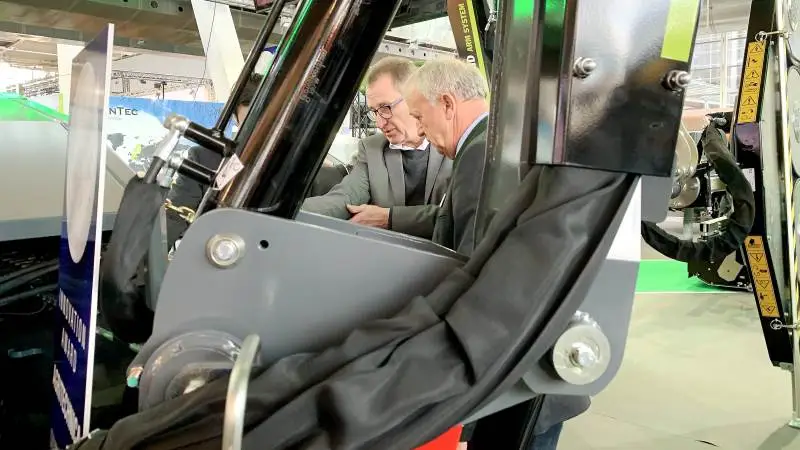 John Christensen (bagerst) forklarede i går en blandt mange kunder om GreenTecs hybrid-armkoncept, der er tildelt en sølvmedalje på Agritechnica.