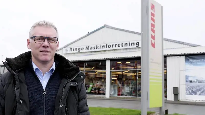 Jim Thygesen opfylder rollen som administrerende direktør for både Ringe Maskinforretning og A. P. Jørgensen i Ribe. Som Samson Agrolize servicepartner dækker A. P. Jørgensen nu også Fyn og fastholder et stort reservedelslager hos Ringe Maskinforretning som servicestøttepunkt