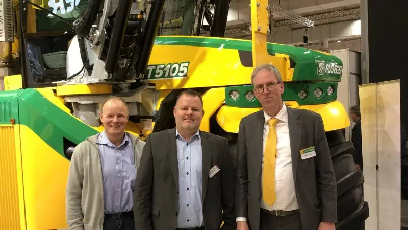 Ploeger AT5105 efterlader et godt såbed ved nedfældning på sortjord. Her ses fra venstre Kurt Eg og Svend Aage Jensen (begge fra Brørup Traktor- & Maskincenter) sammen med Dorus van Esch, der er Product Sales Manager hos Ploeger. Ploeger AT4103 LNMS er en 3-hjulet letvægter. Reservedele til Ploegers selvkørende rive CM4240 kan også leveres fra Brørup.