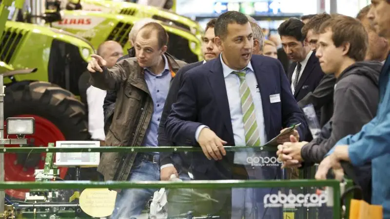 Agritechnica, der betegnes som verdens største landbrugsmaskinudstilling, havde fra søndag til lørdag i den forgangne uge godt 450.000 besøgende og et rekord stort antal udenlandske besøgende på mere end 130.000 besøgende. De godt 130.000 besøgende kom fra 152 lande, de fleste af dem fra Holland, Danmark, Østrig, Italien og Rusland, efterfulgt af Schweiz, Frankrig og Storbritannien. Foto: Erik Hansen