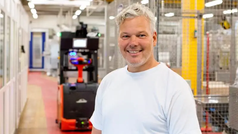 Produktionschef Karsten Rokkedal, Dragsbæk, glæder sig over den førerløse truck, der skal frigøre ressourcer og spare medarbejderne for tunge løft og skub.