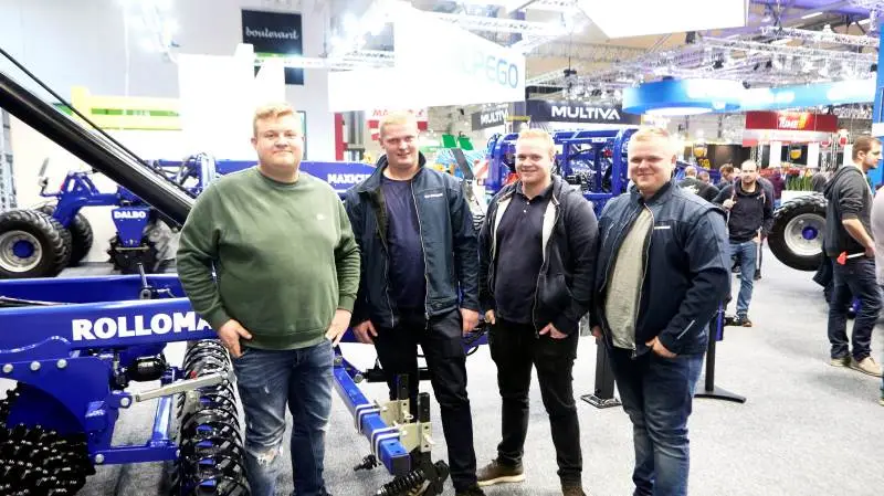 18 af Skamstrup Maskinstations 26 medarbejdere var søndag og mandag med TMS Maskinpowers bus til Agritechnica. Her er – fra venstre - Lasse Pedersen, Cato Mortensen, Mathias Ståel og Simon Jørgensen på besøg på Dal-Bo standen. Foto: Erik Hansen