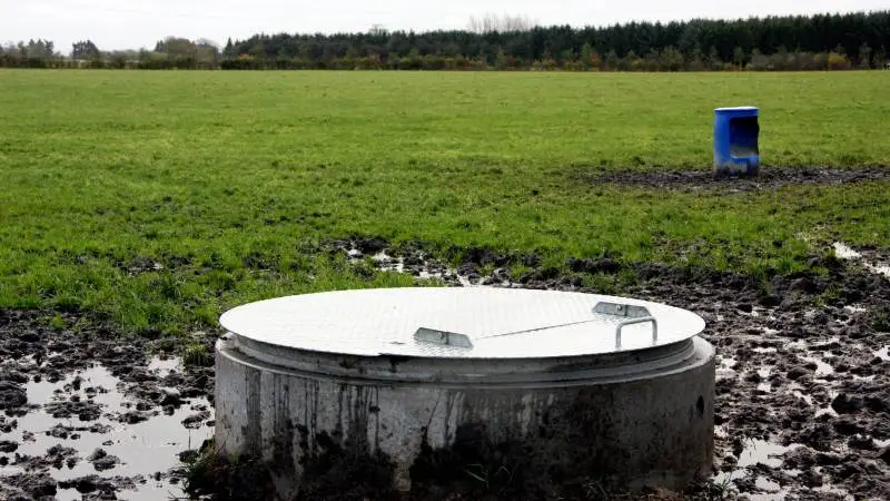 Frem mod 2022 skal kommunerne over hele landet gennemgå de boringsnære beskyttelesområder, hvor der anvendes pesticider, og her beslutte sig for, hvad der skal gøres af indsatser. Det kan være frivillig aftale med lodsejeren om pesticidfri drift, stop for dyrkning eller opkøb af jord.