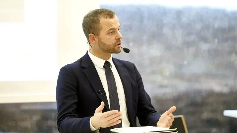 De radikales leder Morten Østergaard forsvarede beslutningen om fremrykning af de målrettede efterafgrøder. Han mødte ikke uventet kritik, da han onsdag i denne uge gæstede Sydvestjysk Landboforening i Esbjerg.