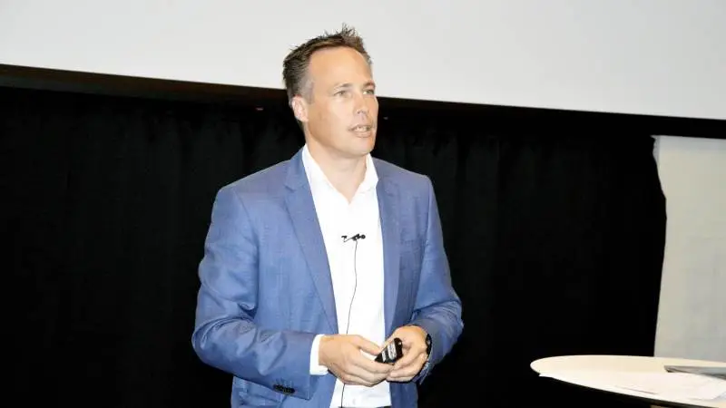 Det er vigtigt at beskytte egen besætning, men også dansk svineproduktion, mod sygdomsfremkaldende smitstoffer, bakterier og vira. Det kan ikke alene have store økonomiske konsekvenser for dig og dine kollegaer men også store samfundsøkonomiske konsekvenser.
- Dansk svineproduktion er kendt for et højt sundhedsniveau. Det sikrer, at vi kan sælge svinekød til det meste verdenen. Men for at kunne blive ved med det, er det ekstremt vigtigt, at der ikke kommer sygdomme ind i danske svinebesætning