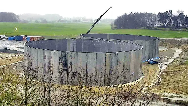 På pladsen ved Karlemosevej nord for Flemløse er påbegyndt opførelsen af to af de reaktortanke, hvor gassen skal udvindes af biomassen ved 38o C. I baggrunden til højre anes fundamentet til den næste tank, som måske er ved at blive rejst, når disse linjer læses. Foto: Flemløse Biogas