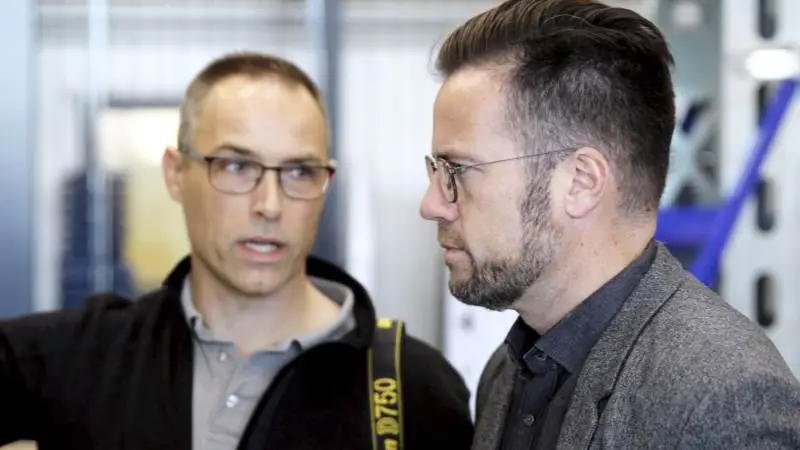Produktchef Allan Holm Nielsen fortalte engageret om Flex Fertilizers bladgødninger til Odenses borgmester Peter Rahbæk Juel (A), da de fredag i forrige uge indviede Flex Fertilizers nyeste blandeanlæg.