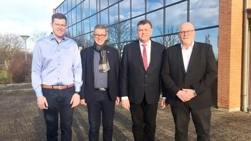 Fra venstre mod højre ses Lars Forbech, produktchef, JH Agro, Morten Petersen Flæng, regionsrådet, Region Midtjylland, minister Mogens Jensen og Lars Rahbæk, adm. direktør JH Agro