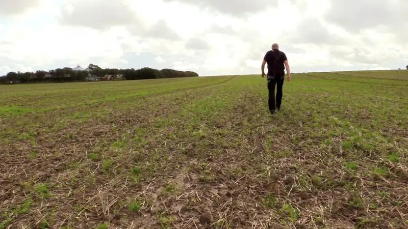 Se videoen for neden. Landmænds argumenter bliver ikke taget alvorligt. Og embedsmænd og regeringsfolk rider med på en hysterisk og skinger folkestemning, som ikke har hold i virkeligheden, hvis man spørger landmanden Knud Jeppesen fra Jelling.