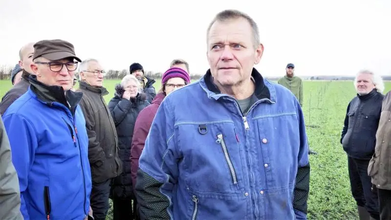 Landmand Bjarne Jensen, Esbjerg viste torsdag cirka 60 interesserede rundt i sit skovlandbrug. En produktionsform, der ifølge ham kan være en del af løsningen på klima- og biodiversitetsudfordringerne. (Foto: Henrik Hindby Koszycsarek, okologisk.nu)
