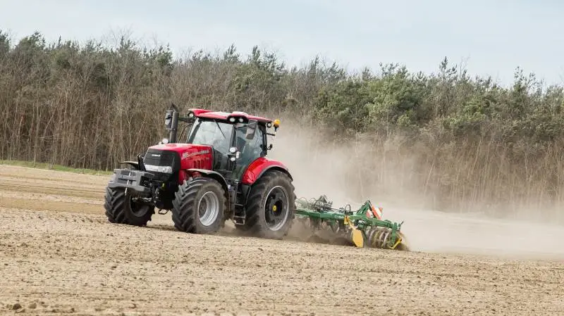 Der er tæt løb i toppen af traktorstatistikken i perioden januar til november inklusive. Case IH har leveret 281 traktorer over 40 hk og indtager dermed førstepladsen som Danmarks mest solgte traktor i perioden, mens John Deere er lige i hælene med 272 og på tredjepladsen kommer New Holland med 213 traktorer. Det er Case IH Puma 240 CVX-traktoren, der er Danmarks mest solgte traktor. Arkivfoto