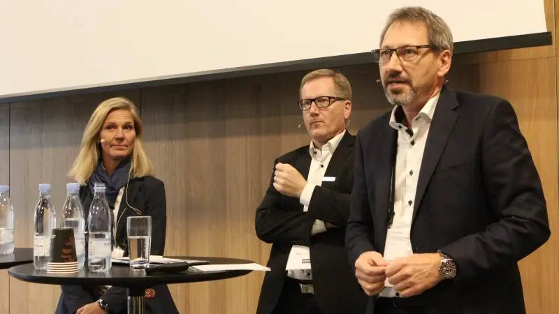 - Jeg tror, at der kan komme rigtig meget forretning ud af den bæredygtige omstilling, understregede Jens Kr. A. Møller, adm. direktør i DLR, der her flankeres af Anne-Louise Thon, medstifter og partner i SDG Invest og SDG lead, og Ejnar Schultz, adm. direktør, Seges. Fotos: Morten Ipsen