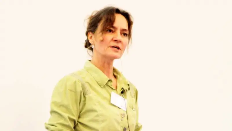 Landskonsulent Annette Vestergaard, Seges, minder om, at et passende kulstofindhold i jorden kan sikre den gode etablering og plantevækst. Foto: Henriette Lemvig