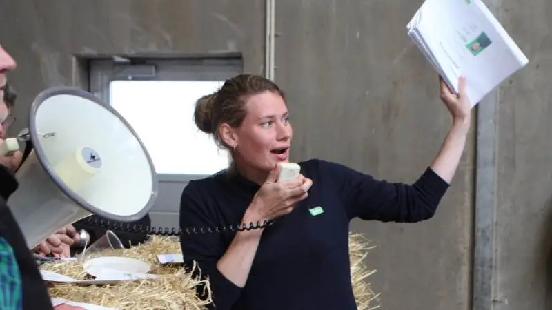 Lene Jensen, LVK Dyrlægerne, vurderer, at for mange kalveproducenter ikke får pengene hjem for deres vaccinationer, mens man flere steder også bør overveje, om antibiotika-behandling risikerer at ødelægge mere, end den gavner. Arkivfoto: Christian Carus