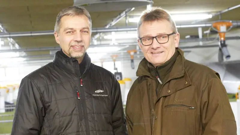 Svineproducent Jørn Jakobsen (th) og byggerådgiver John Sørensen (tv) fra Staldarkitekten, er klar til at vise den nye klimastald frem ved Sæby. En stald med otte sektioner og 8.400 stipladser.