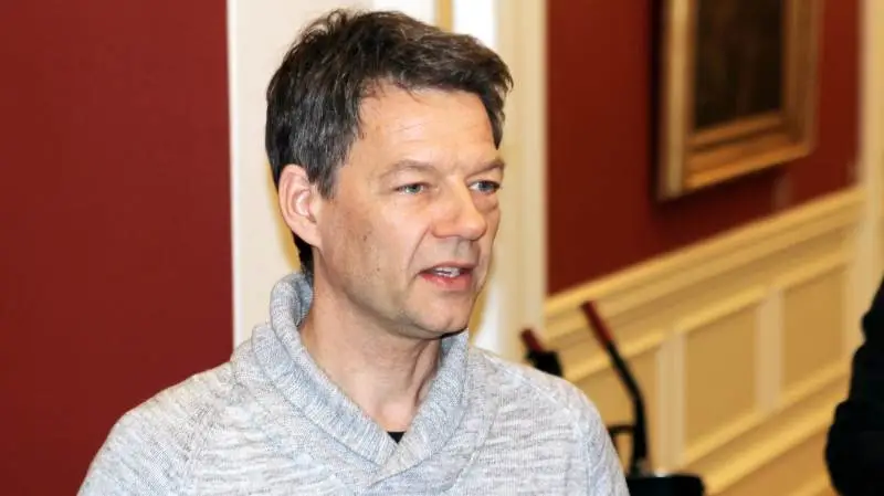 Christian Poll, landbrugsordfører for Alternativet, mener, at der bør laves en model, så det bliver landbrugssektoren, der skal betale, når drikkevandsboringer bliver lukket på grund af fund af pesticider.