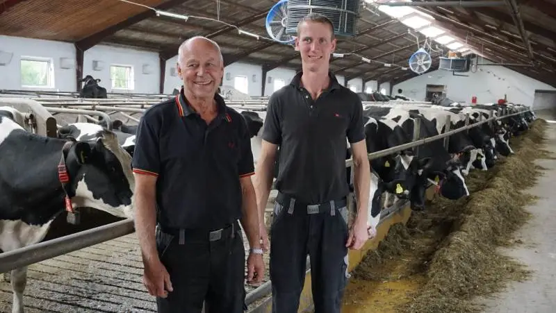 På Østerholt i Hjallerup har man gennem en periode testet forskellige foderblandinger. En DLG-blanding med roepiller har vist sig både at øge mælkens fedtprocent og sænke celletallet til stor tilfredshed for Per og Villy Aagaard Nielsen (tv).