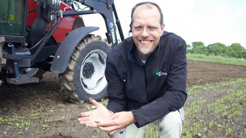 Landmænd sparer klimaet for metangas, miljøet for fosfor og marken for markstakke, hvis de kommer deres gylle og dybstrøelse gennem et biogasanlæg.