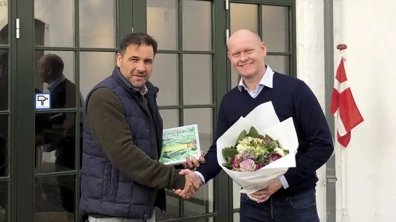 Jacob Jacobsen (tv), der er medejer af Torup Bakkegård fik prisen overrakt af Niki Kamper Bønnelycke, kategorichef for Frugt og Grønt i nemlig.com. Foto: nemlig.com