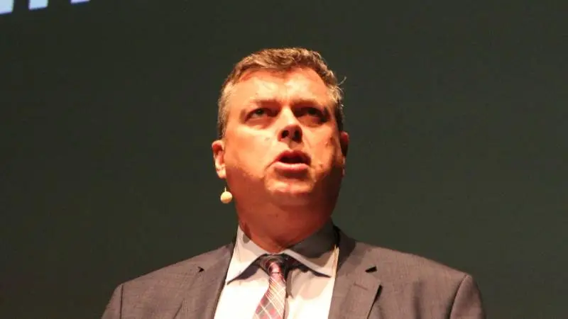 Mogens Jensen (S) fortæller, at jurister lige nu kigger på stævningen.