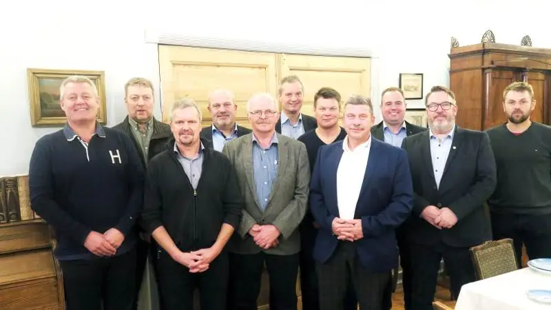 Repræsentanter for VOS Lillebælt Jylland og landbrugets organisationer mødtes i Tørning Mølle ved Vojens. På billedet ses fra venstre: Arne Leyh Petersen (DF - Aabenraa Byråd), Nis Hjort, Vejle-Fredericia Landboforening, Jeppe Mouritsen (V - Hedensted Byråd), Søren Laustsen, SLF, Antoni Stenger, Sønderjysk Familiebrug, Lars Schmidt (V - Vejle Byråd), Christian Kock, LHN, Mogens Dall, LandboSyd, HC Gæmelke, Jysk Landbrug, Thomas Vedsted (LA, Haderslev Byråd), Hans Damgaard, KHL.
