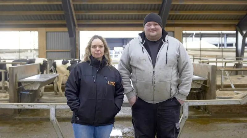 Ulrik Lassen er glad for sin nye kostald med ekstra plads. Ifølge Anja Juul Freudendal, chefkonsulent ved LMO Byg, giver pladsen en imponerende ro i stalden ved Silkeborg. (Fotos: Tenna Bang)