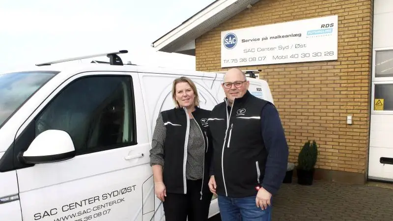 Søren og Lene Nielsen ejer og driver sammen SAC Center Syd/Øst ApS i sydjyske Skodborg. Det har netop fået den danske forhandling af østrigske Wasserbauer Butler Gold foderskubber. Foto: John Ankersen