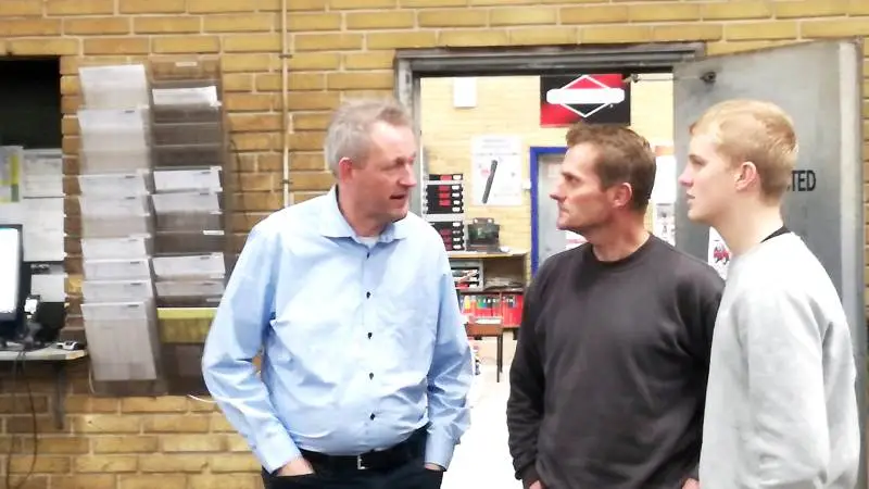 Steen Olesen, (tv), fik sig en snak med et par af de fremmødte gæster i forbindelse med receptionen hos Ølgod Maskinforretning.