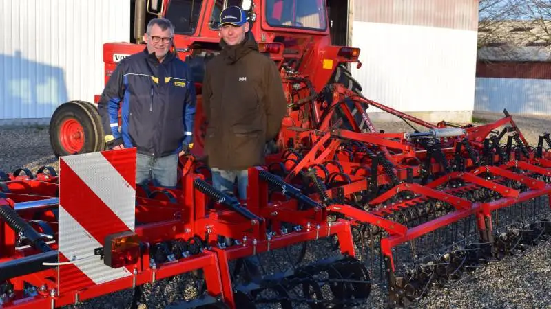 Hans Jørgen Andersen fra Slagelse Maskinforretning (til venstre) og Peter Holm med den nye, røde Kongskildeharve.