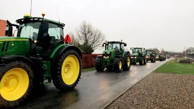 Traktorer på stribe i forbindelse med traktordemonstrationen på Gråsten Landbrugsskole. Foto: John Ankersen