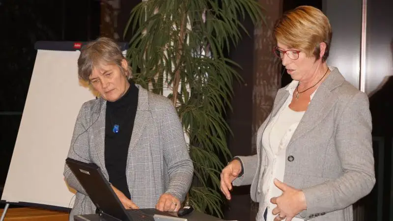 Chefkonsulent Lisbeth Frank Hansen fra Økologisk VKST (til venstre) og formand og økologisk landmand Yke Kloppenburg afgiver begge beretning på årsmødet den 22. januar. Arkivfoto: Henrik Sieben