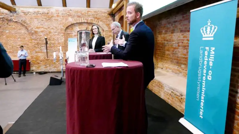 Der var en sjælden stor enighed i perspektiverne for et digitaliseret præcisionslandbrug på gårsdagens konference. Her folketingsmedlem og præsidentkandidat hos Danmarks Naturfredningsforening, Maria Reumert Gjerding, Landbrug & Fødevarers formand Martin Merrild samt værten, miljø- og fødevareminister Esben Lunde Larsen. Foto: Bøje Østerlund