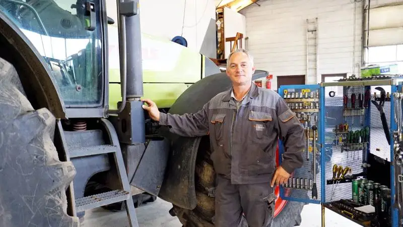 - Som regel har vi altid en til to, nogle gange tre traktorer i gang med forskellige reparationer, fortæller medindehaver af Svanninge Auto- og Traktorservice, Rene Helding, der både har arbejdet med de orange Renault-traktorer og siden de lysegrønne Claas-traktorer.