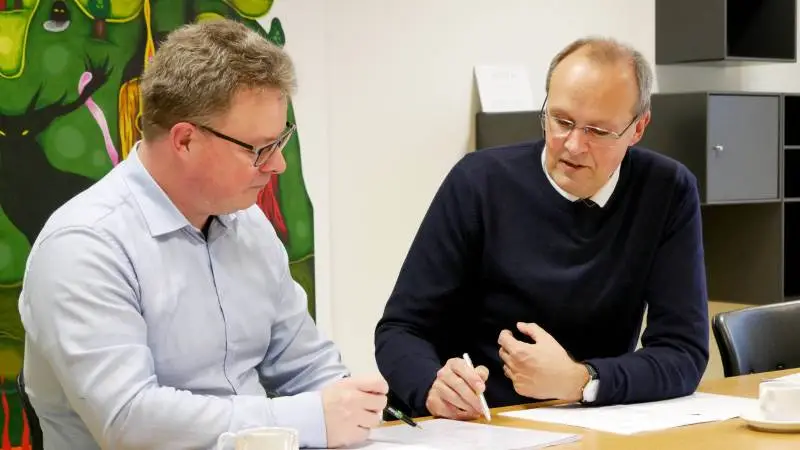 Michael Guldbæk Karlsen fra nf plus og Jens Axel Kruchov fra Storm Advokatfirma går sammen om at betjene kunderne.