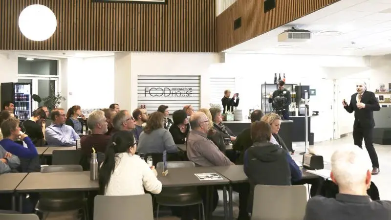 John Jensen, chefanalytiker og handelsrådgiver hos Agromarkets, vurderer, at udsigten for dansk økologi tegner lys trods øget pres fra udlandet. Samtidig mener han, at danske økologer skal øge fokus på råvarehandel.