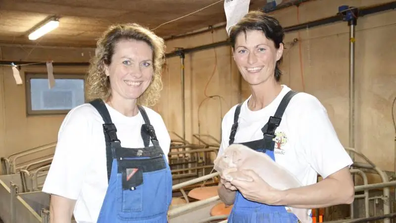 De to private rådgivere Birgitte Bendixen (tv) og Lizette Pilegaard har den passionerede interesse for svineproduktion til fælles, mens deres forskellige kompetencer er deres styrke. Fotos: Camilla Bønløkke
