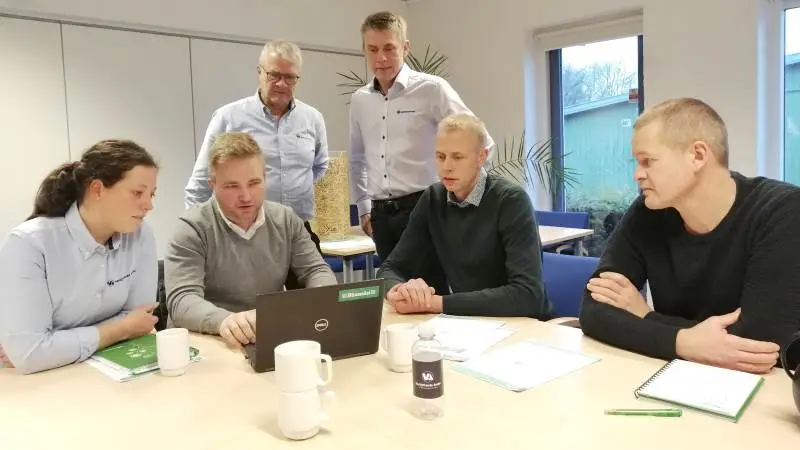 I sidste uge var det tid til at gøre status på årets resultater for toksinanalyser. Technical Sales Manager hos Biomin, Simon Skaarup Jensen (i grå trøje) mødtes med produktkonsulent Mette Haunstrup og fra højre produktrådgiver Anders Kaae, salgsleder Per Runge, salgschef Brian Agerbo, samt produktchef Torben Jensen i mødelokalet hos VA i Ringkøbing. Fotos: Camilla Bønløkke
