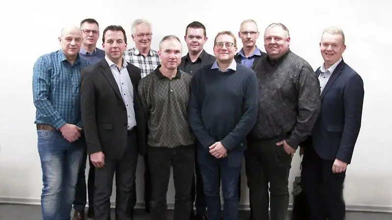 Fra venstre ses Bjarne Nielsen, Midtfyns Biogas AMBA, Troels Clausen, Nordfyns Biogas AMBA, Peter Høj, Midtfyns Biogas AMBA, Gert Elbæk, Nordfyns Biogas AMBA, Bo Langhede og Martin Lambert Petersen fra BioenergiSyd AMBA, Kim Korsgaard Jørgensen, Erling Christensen og Flemming Skov fra Sønderjysk Biogas AMBA og Anders Andersen, Udviklingschef i SLF