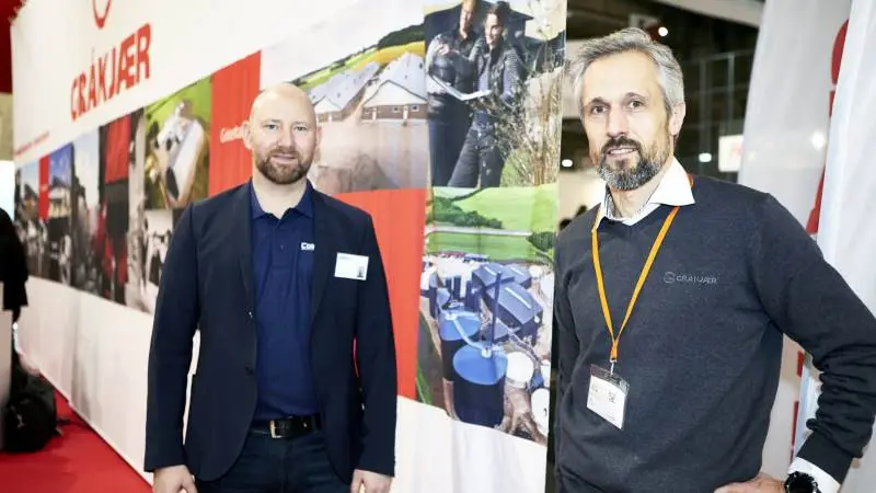 - Vi kan kun vente på, at regeringen nu viser velvilje, da der gives los for flere praktiske biogasløsninger, lyder det fra de to nye samarbejdspartnere, salgsdirektør Martin Rindom, Gråkjær Landbrug (th), og direktør Frank Wennerberg, Combigas. Foto: Erik Hansen
