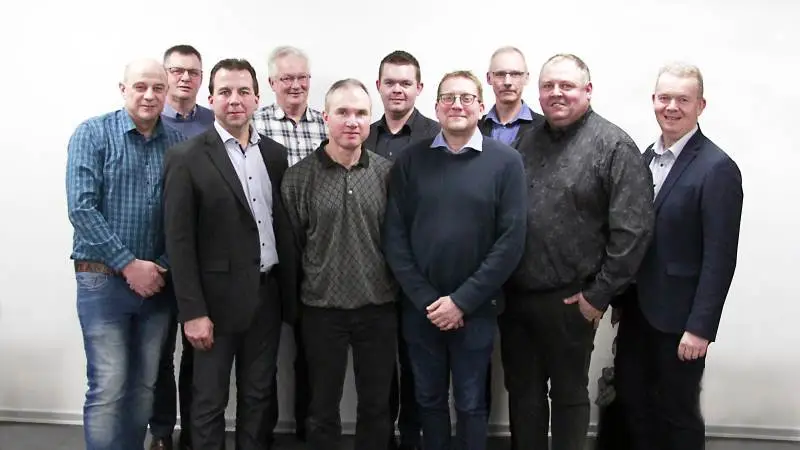 Repræsentanter fra flere leverandørforeningerne efter mødet, hvor den nye biogasleverandørforening blev stiftet. Fra venstre ses Bjarne Nielsen, Midtfyns Biogas, Troels Clausen, Nordfyns Biogas, Peter Høj, Midtfyns Biogas, Gert Elbæk, Nordfyns Biogas, Bo Langhede og Martin Lambert Petersen fra BioenergiSyd, Kim Korsgaard Jørgensen, Erling Christensen og Flemming Skov fra Sønderjysk Biogas og sekretær Anders Andersen, udviklingschef i SLF. Foto: SLF