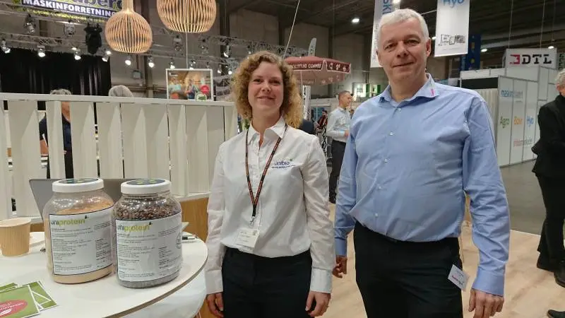 Ina Karlshøj Julegaard, Unibio, og Arne Ringsing, Danish Agro, fortalte om Uniprotein på NutriFair torsdag. Derudover kunne besøgende høre mere om produktet på Danish Agros stand på messen.