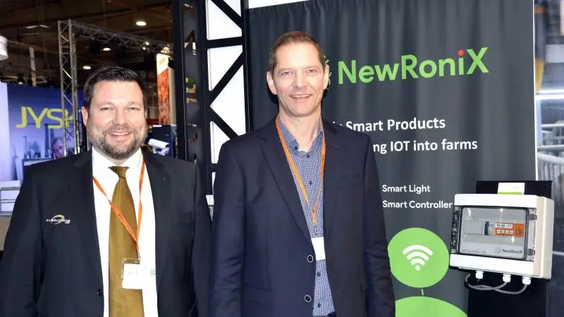 Rune Nielsen (tv.) og Erik Fuglsang Midtgaard er blandt partnerne i det nystiftede innovative selskab NewRoniX, der står klar med komplette smartløsninger indenfor lys- og lysstyring til landbrug og industri. Foto: Camilla Bønløkke