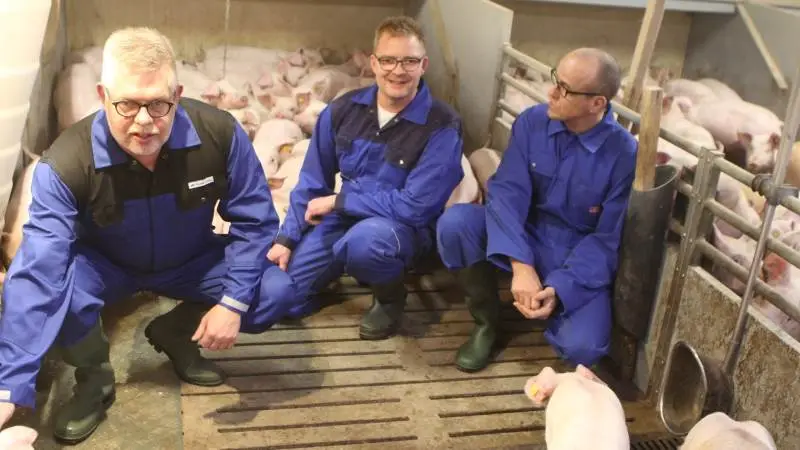 Thomas Sinding (i midten) er én af de fire smågriseproducenter, der sammen med Anders Amstrup, Hedegaard (tv) og Hans Ulrik Jensen, Skov (th) det seneste år har pejlet sig ind på, hvor realtidsdata om tilvækst kan rykke produktionen.